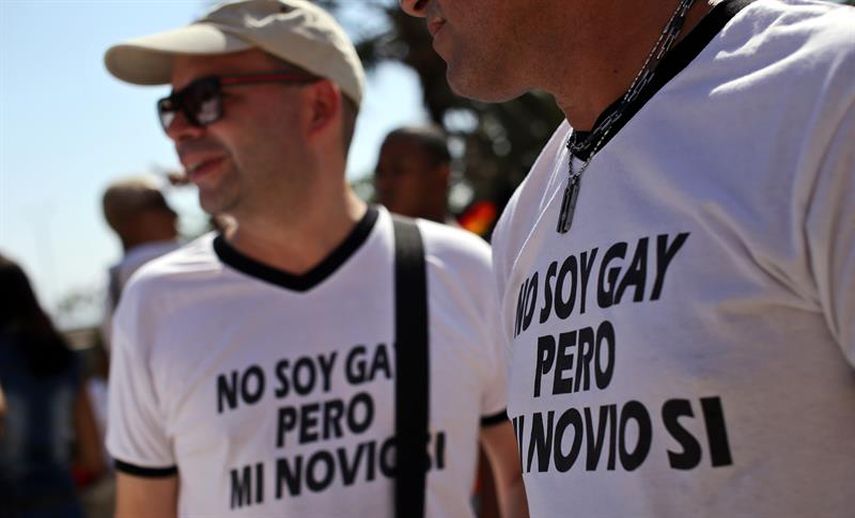 Cientos de personas participan en una marcha por los derechos LGTBI, en la jornada contra la homofobia y la transfobia este sábado 14 de mayo de 2016, en La Habana, Cuba. (EFE)