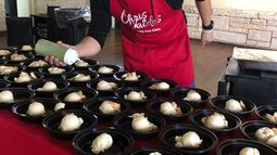 El chef Chris Valdés prepara alimentos para distribuir en el sur de la Florida. El chef Chris Valdés prepara alimentos para distribuir en el sur de la Florida.