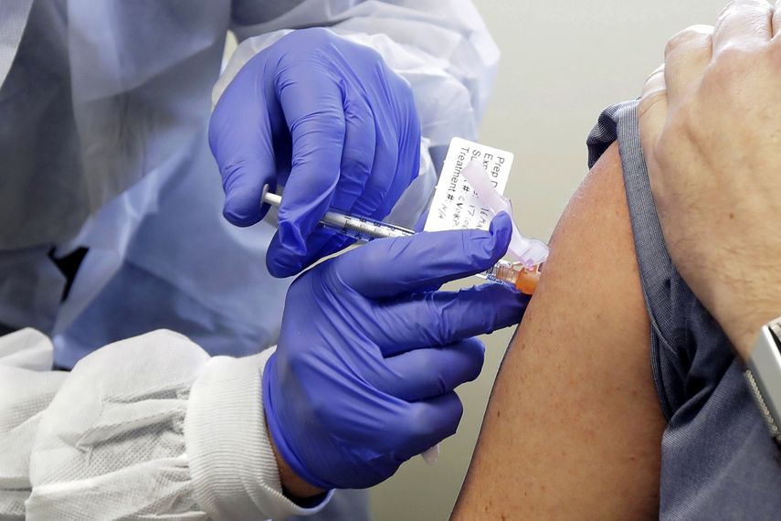 Paciente recibe vacuna contra el coronavirus.