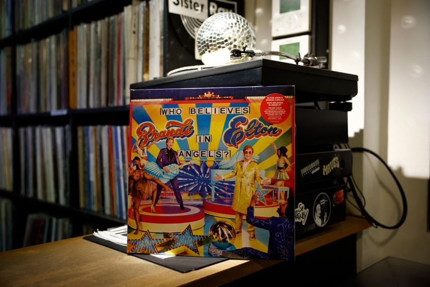 Copia del nuevo álbum de Elton John, Who Believes in Angels?
