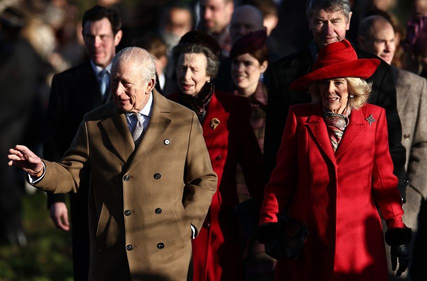 El rey Carlos III y la reina Camila lideran la caminata al tradicional servicio de Navidad de la familia real en la iglesia de Santa María Magdalena en Sandringham Estate en el este de Inglaterra, el 25 de diciembre de 2025.&nbsp;