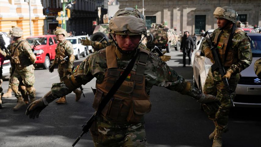 Un soldado hace un gesto para que los periodistas abandonen la Plaza Murillo mientras los soldados se reúnen frente al palacio presidencial en la Plaza Murillo en La Paz, Bolivia, el miércoles 26 de junio de 2024.&nbsp;