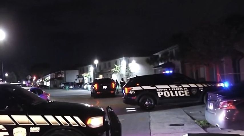 Durante el operativo, la policía detuvo a varias personas que presuntamente intentaban abandonar la ubicación.