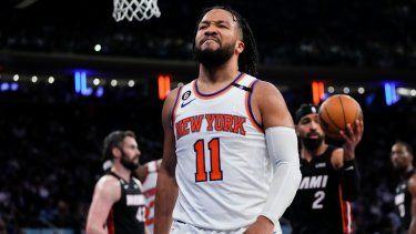 Jalen Brunson, de los Knicks de Nueva York, festeja luego de anotar ante el Heat de Miami en las semifinales de la Conferencia Este, el miércoles 10 de mayo de 2023