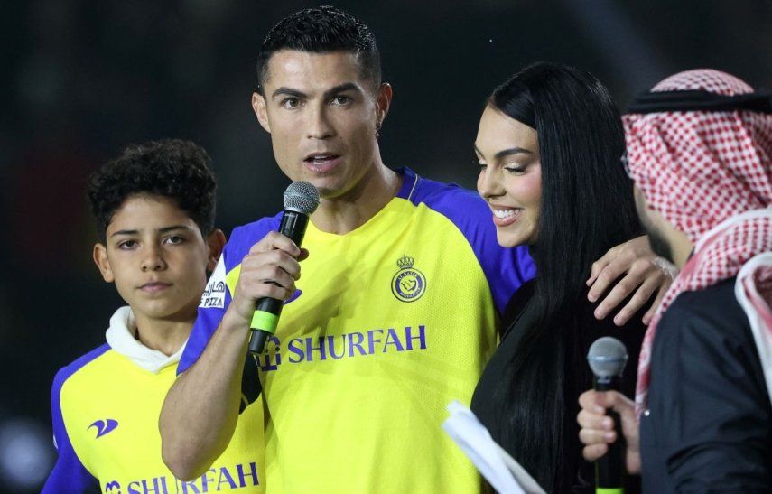 El portugués Cristiano Ronaldo (centro) saluda al público en compañía de su hijo Cristiano Jr. (izquierda) y su esposa Georgina Rodríguez.