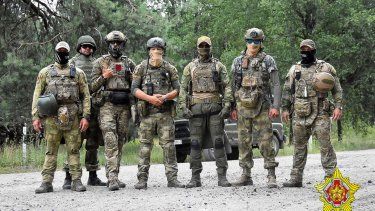 Soldados bielorrusos de las Fuerzas de Operaciones Especiales posan al lado de mercenarios del Grupo Wagner cerca de la ciudad fronteriza de Brest, Bielorrusia.&nbsp;