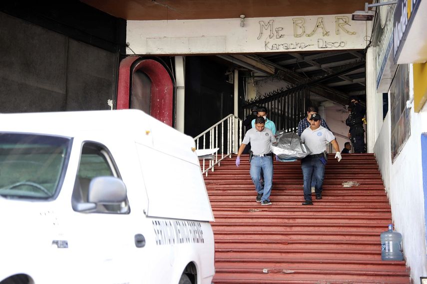 Trabajadores forenses cargan el cadáver de un hombre asesinado por hombres armados dentro de un bar en el puerto turístico de ​​Acapulco, en México, el domingo 21 de julio de 2019.&nbsp;&nbsp;