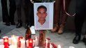 Varias personas alrededor de unas velas y una foto en honor al cubano apuñalado en Madrid. Varias personas alrededor de unas velas y una foto en honor al cubano apuñalado en Madrid.