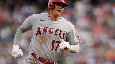 El japonés Shohei Ohtani, de los Angelinos de Los Ángeles, recorre los senderos para anotar en el juego ante los Tigres de Detroit