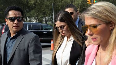Emma Coronel Aispuro, centro, esposa del narcotraficante mexicano Joaquín El Chapo Guzmán, llega para su sentencia en la corte federal de Brooklyn, en Nueva York, en julio de 2019. Según el Departamento de Justicia de Estados Unidos, Coronel fue arrestada el lunes 22 de febrero de 2021 bajo cargos de tráfico de drogas.