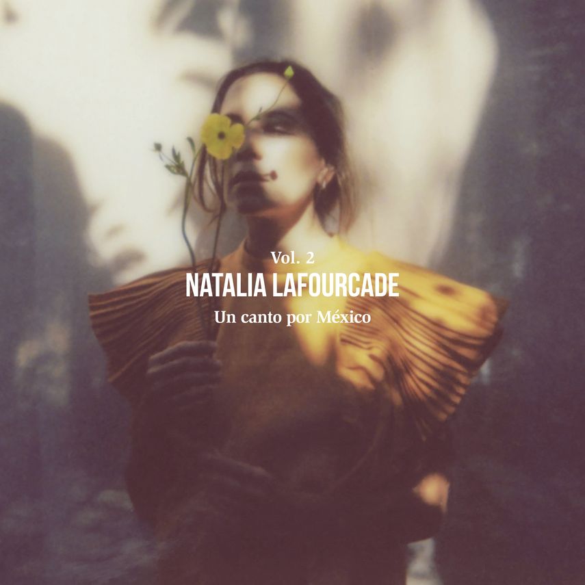 En esta imagen difundida por Sony Music México, la portada del nuevo álbum de Natalia Lafourcade, Un canto por México, Vol. 2.