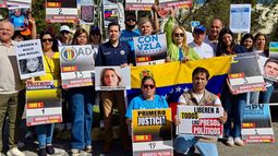 La comunidad venezolana se congregó en el emblemático Arepazo de Doral para participar en el “Pancartazo por la Libertad de los Presos Políticos”.