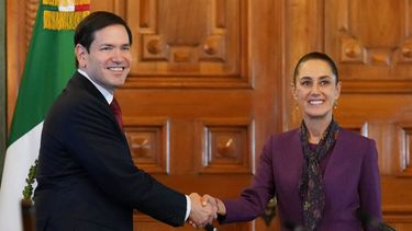 El secretario de Estado de Estados Unidos, Marco Rubio (izq.), estrecha la mano de la presidenta de México, Claudia Sheinbaum, en el Palacio Nacional de la Ciudad de México el 3 de septiembre de 2025. El secretario de Estado de Estados Unidos, Marco Rubio, se reunió con la presidenta mexicana, Claudia Sheinbaum, el 3 de septiembre de 2025, un día después de que Estados Unidos intensificara drásticamente la presión sobre los cárteles con lo que, según informó, fue un ataque selectivo cerca de Venezuela.