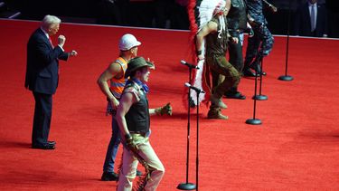 El presidente electo Donald Trump baila en el escenario mientras la gente interpreta YMCA, del grupo Village People, en el escenario de su mitin de victoria en el Capital One Arena el 19 de enero de 2025 en Washington, DC.