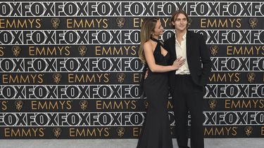 Elysee Sanville y Hart Denton llegan a la 75ª edición de los premios Emmy el lunes 15 de enero de 2024 en el Peacock Theatre de Los Ángeles.