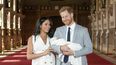 El príncipe Harry de Inglaterra y su esposa Meghan Markle, duquesa de Sussex, posan con su hijo recién nacido en el Castillo de Windsor, en el sur de Inglaterra, en esta foto del 8 de mayo de 2019.&nbsp;