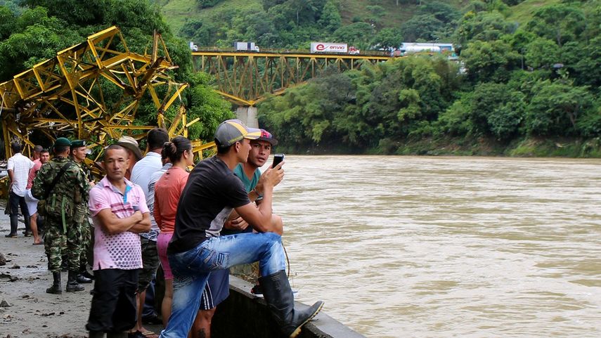 Pobladores observan el cauce del río Cauca a la altura del corregimiento de Puerto Valdivia, Colombia.