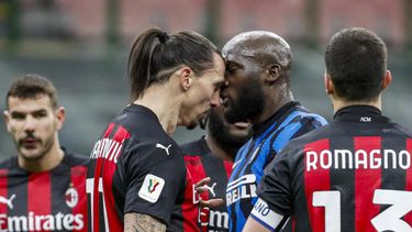 Zlatan Ibrahimovic (izquierda) del Milan y Romelu Lukaku del Inter discuten durante el partido por la Copa Italia en el estadio San Siro de Milán, el martes 26 de enero de 2021