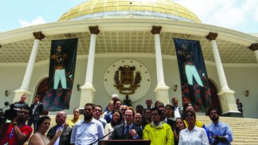 Miembros del Parlamento y opositores al Gobierno dan una rueda de prensa frente a la Asamblea Nacional.