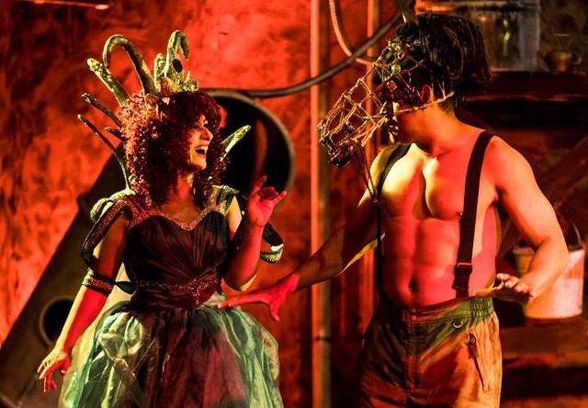 Los actores Verónica Abruza y Marco Rosales en una escena de la obra.