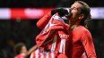 El delantero francés Antoine Griezmann, del Atlético de Madrid, celebra tras anotar el cuarto gol de su equipo en un choque contra el Sevilla, el 8 de diciembre de 2024.