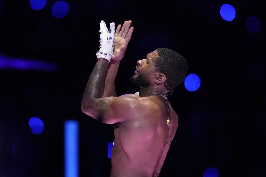 Usher actúa durante el medio tiempo del partido de fútbol americano Super Bowl 58 de la NFL entre los 49ers de San Francisco y los Chiefs de Kansas City, el domingo 11 de febrero de 2024, en Las Vegas.