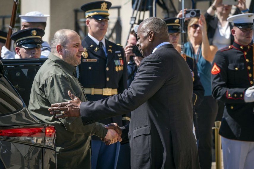 El secretario de Defensa de Estados Unidos, Lloyd Austin, saluda al ministro de Defensa ucraniano, Rustem Umerov, durante una ceremonia en el Pentágono, el martes 2 de julio de 2024 en Washington.&nbsp;