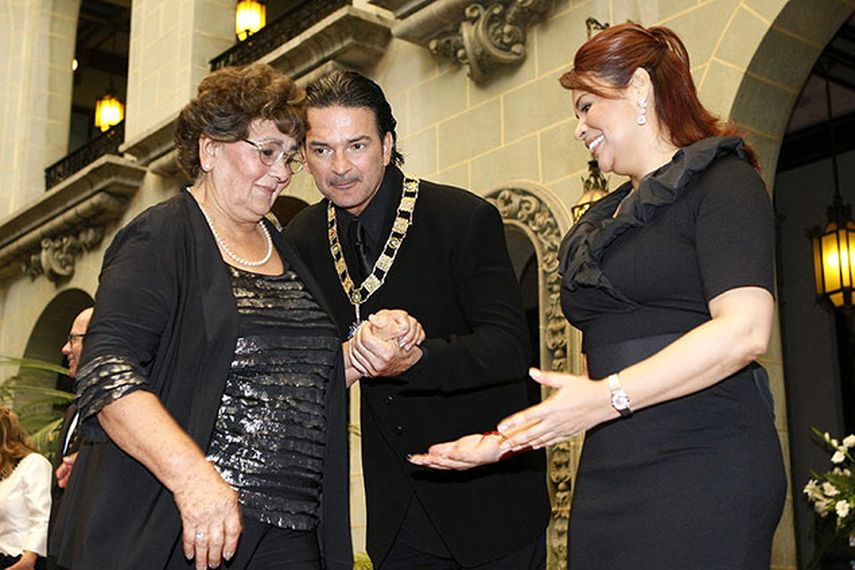 Nohemí Morales (izquierda), madre del cantautor guatemalteco Ricardo Arjona (centro) y la vicepresidenta de Guatemala, Roxana Baldetti (derecha), en la condecoración de la Orden del Quetzal al cantautor en un evento en Ciudad de Guatemala (Guatemala).