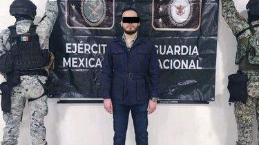  El ejército mexicano capturó al jefe de seguridad de Los Chapitos, una de las facciones del cartel de Sinaloa, recientemente designada como organización terrorista por Estados Unidos, anunció este jueves la Secretaría de Seguridad.