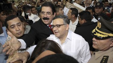 En esta foto de archivo del 2 de febrero de 2014, el entonces presidente salvadoreño Mauricio Funes, de blanco al centro acompañado por el expresidente hondureño Manuel Zelaya.&nbsp;