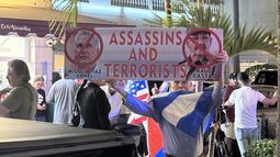 Decenas de exiliados cubanos y miembros de organizaciones pro libertad en Cuba participaron en la vigilia. Decenas de exiliados cubanos y miembros de organizaciones pro libertad en Cuba participaron en la vigilia.