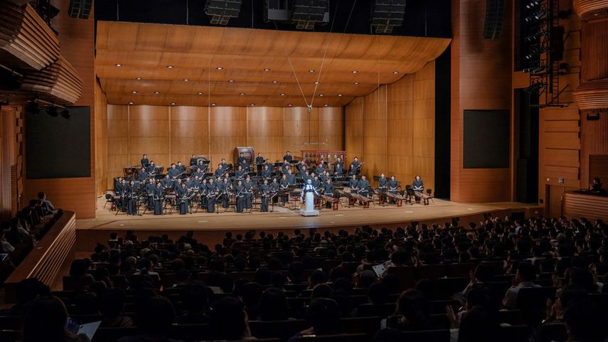 Esta fotografía del folleto tomada el 30 de junio de 2023, y proporcionada por el Teatro Nacional de Corea, muestra al robot de fabricación surcoreana llamado EveR 6 dirigiendo a músicos de la Orquesta Nacional de Corea durante un concierto en el Teatro Nacional de Seúl.