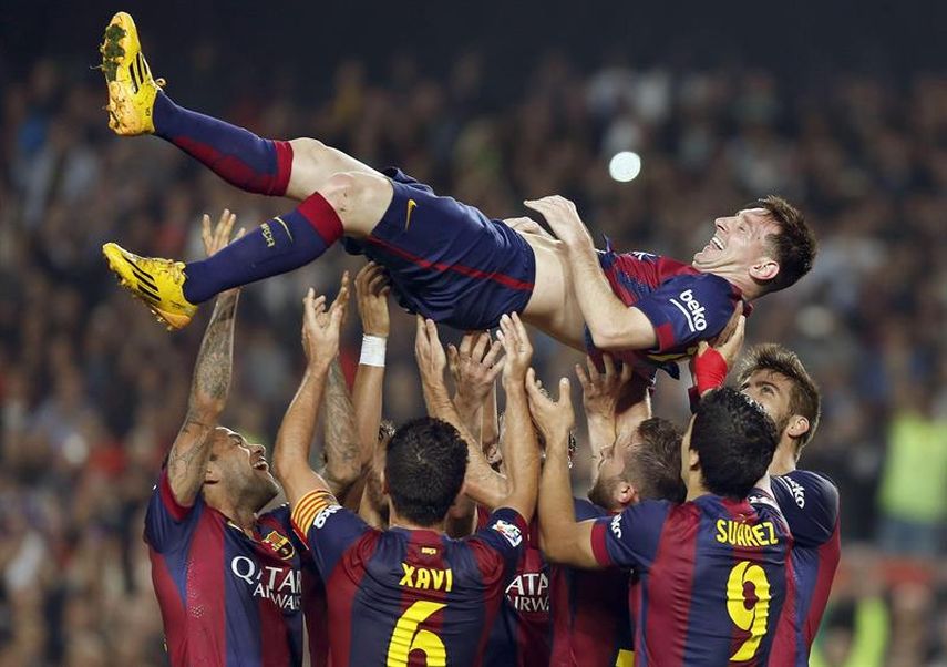Messi fue felicitado por sus compañeros. (EFE)