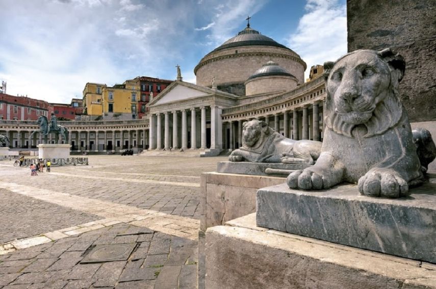 Vedi Napoli e muori&nbsp;(Ve Nápoles y muere) se suele decir. También que tendrás suerte si en la Piazza del Plebiscito consigues andar, con los ojos vendados, desde el Palacio Real hasta las estatuas de los dos caballos.