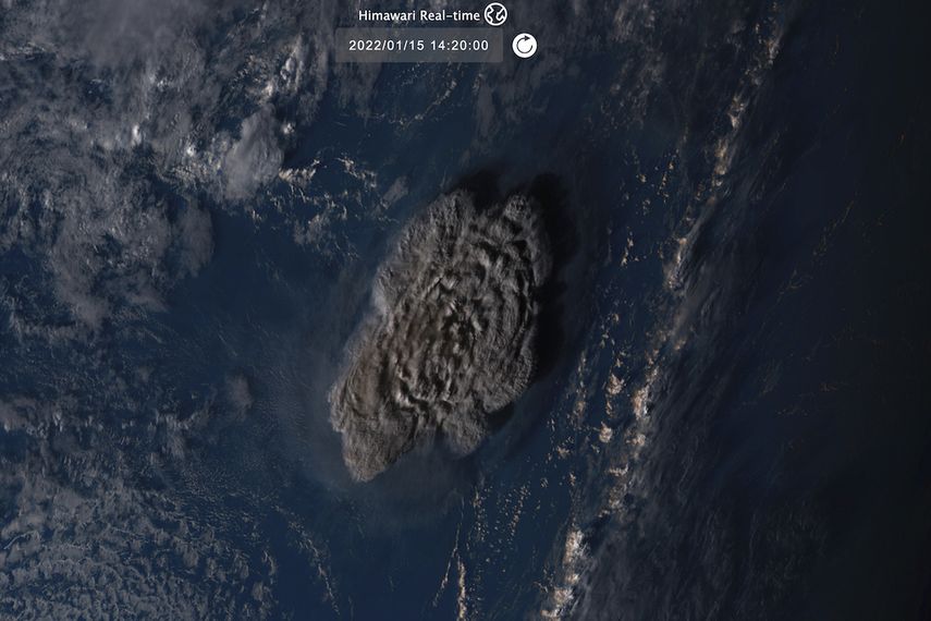 Esta imagen por satélite tomada por el Himawari-8, un satélite meteorológico japonés operado por la Agencia Meteorológica de Japón y publicada por el Instituto Nacional de Tecnología de la Información y Comunicación, muestra la erupción de un volcán submarino en la nación pacífica de Tonga, el sábado 15 de enero de 2022.&nbsp;