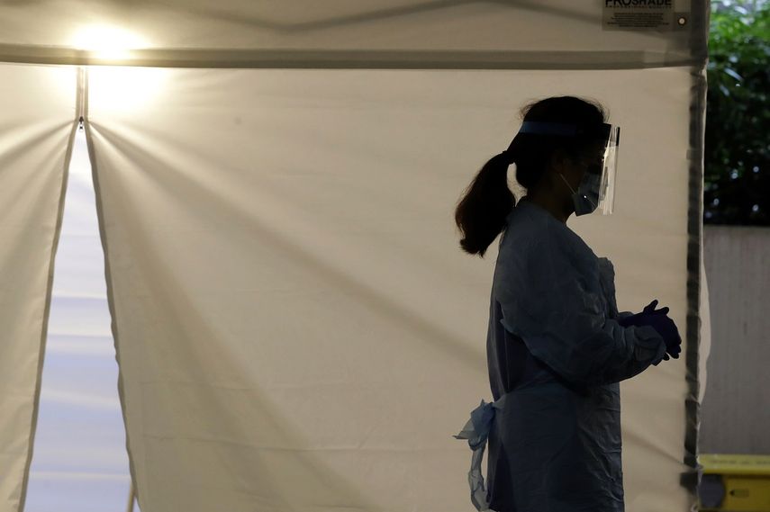 Una enfermera con equipo protector&nbsp;es vista en una&nbsp;carpa donde se hacen pruebas del coronavirus en Seattle, el 13 de marzo del 2020.&nbsp;