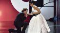 El cantante Bono besa la mano de la actriz española Penélope Cruz, quien acaba de recibir el Premio Donostia en la 67ma edición del Festival de Cine de San Sebastián, en San Sebastián, España, 27 de septiembre de 2019. El cantante Bono besa la mano de la actriz española Penélope Cruz, quien acaba de recibir el Premio Donostia en la 67ma edición del Festival de Cine de San Sebastián, en San Sebastián, España, 27 de septiembre de 2019.