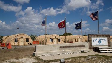 En imagen de archivo del 18 de abril de 2019 y revisada por funcionarios de las fuerzas militares de Estados Unidos, banderas ondean frente al Campamento Justicia en la Base de la Marina de Estados Unidos en la Bahía de Guantánamo, Cuba.&nbsp;