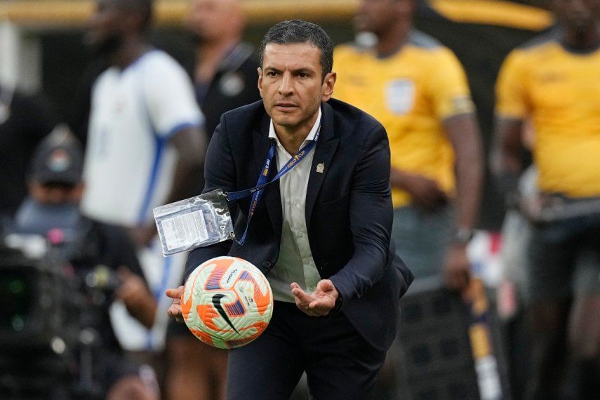El técnico de México Jaime Lozano toma el balón durante la final de la Copa Oro de la CONCACAF contra Panamá, el domingo 16 de julio de 2023, in Inglewood, California. 