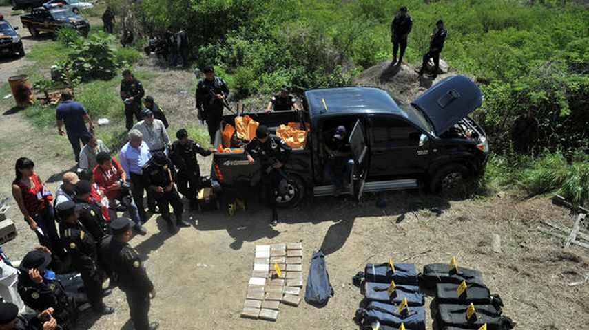 Un niño porta la fotografía de su padre desaparecido desde hace semanas. Pide ayuda para ubicarlo.  Amigos y familiares indagan sobre el paradero de cinco campesinos que no regresaron de sus trabajos.  La Policía Nacional Civil (PNC) encontró el vehícu
