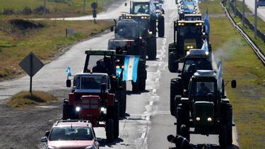 Productores conducen tractores a lo largo de una carretera durante una protesta en Gualeguaychú, Argentina, el miércoles 13 de julio de 2022