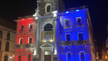 Los edificios de relevancia nacional exhiben los colores de la bandera en Panamá.