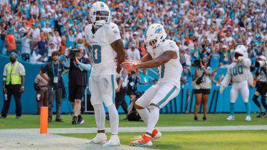 El wide receiver Tyreek Hill (10), de los Dolphins, coloca sus manos como si estuviera esposado durante el partido contra los Jaguars de Jacksonville, el domingo 8 de septiembre de 2024, en Miami Gardens, Florida.