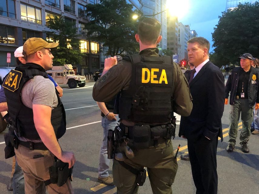 En esta foto del 3 de junio de 2020, el administrador interino de la DEA Timothy Shea, visita un retén en Washington. Más de 1.500 personas han sido arrestadas en los últimos tres meses como parte de un proyecto de la DEA contra el crimen violento.&nbsp;