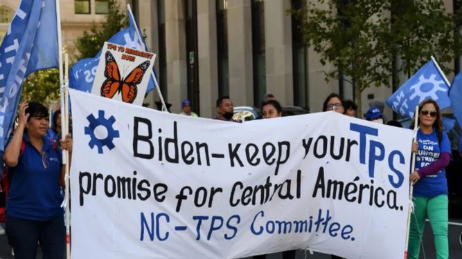 Foto: Activistas y ciudadanos con TPS marchan cerca de la Casa Blanca para pedir protección a sus residentes en Washington D.C., el 23 de septiembre de 2022.