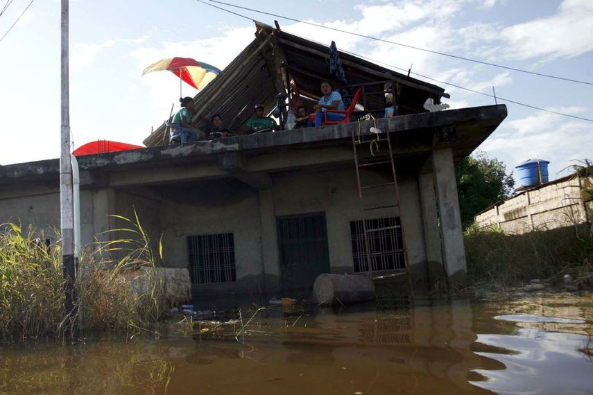 Las inundacines mantienen bajo agua la población de Guasdualito, estado de Apure, en Venezuela. (CORTESÍA)