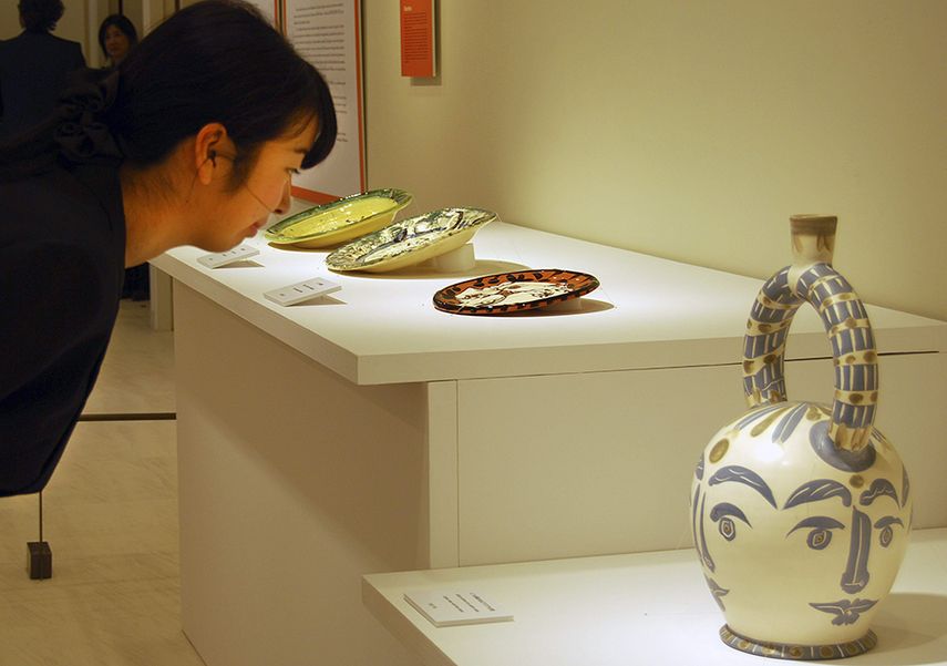 La exhibición tiene lugar en la Embajada de España. (EFE)