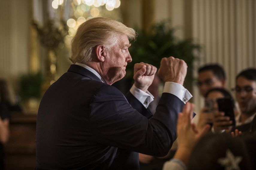 El presidente Donald Trump saluda durante la celebración del Mes de la&nbsp;Herencia&nbsp;Hispana&nbsp;en la Casa Blanca, Washington, este 6 de octubre 2017, donde reiteró sus críticas a los gobiernos de Cuba y Venezuela.&nbsp;