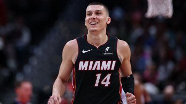 Tyler Herro, del Heat de Miami, reacciona tras finalizar una jugada en un partido contra los Wizards de Washington, el 31 de marzo de 2025.