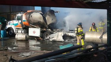 Imágenes divulgadas por los bomberos muestran vehículos quemados y parte de la estructura del lugar prácticamente calcinada en Medley.